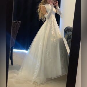 NWT Elegant Ivory Wedding Dress with Floral Embroidery